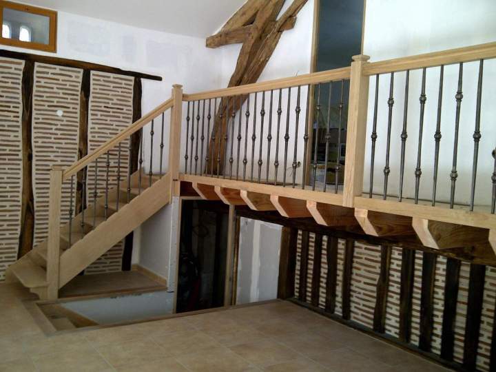 Escalier en bois avec une balustrade Dordogne