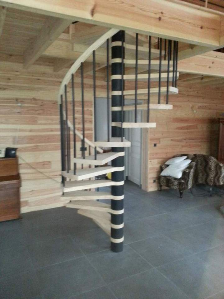 Escalier en colimaçon avec marches en bois Dordogne (24)