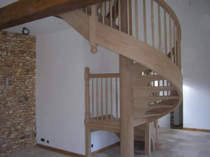Pourquoi choisir un escalier en bois ? Périgueux<br>Pourquoi opter pour un escalier en bois à Périgueux ?<br>Pour quelles raisons choisir un escalier en bois à Périgueux ?